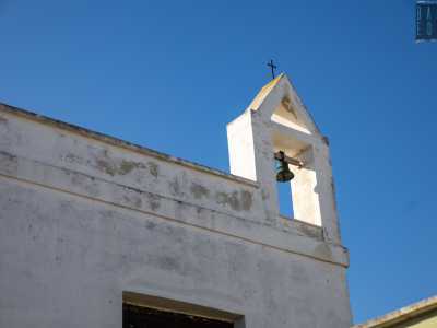 ... e dotato di un piccolo campanile
